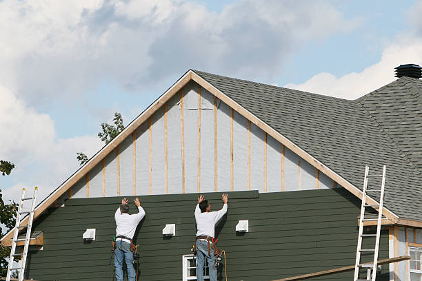 Professional Vinyl Siding technician working in Geneva, IN